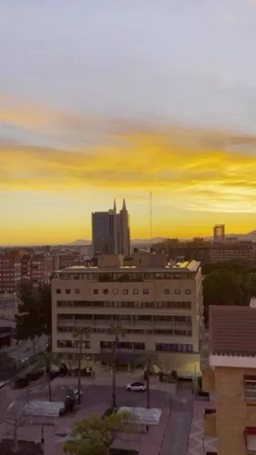 Documental «Un día en Compás» — El ritmo de trabajo diario, reuniones estratégicas y producción de contenidos